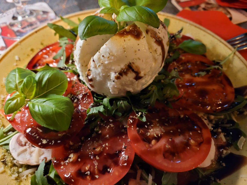 Caprese-Salat mit Burrata, Tomaten, Basilikum und Balsamico-Reduktion