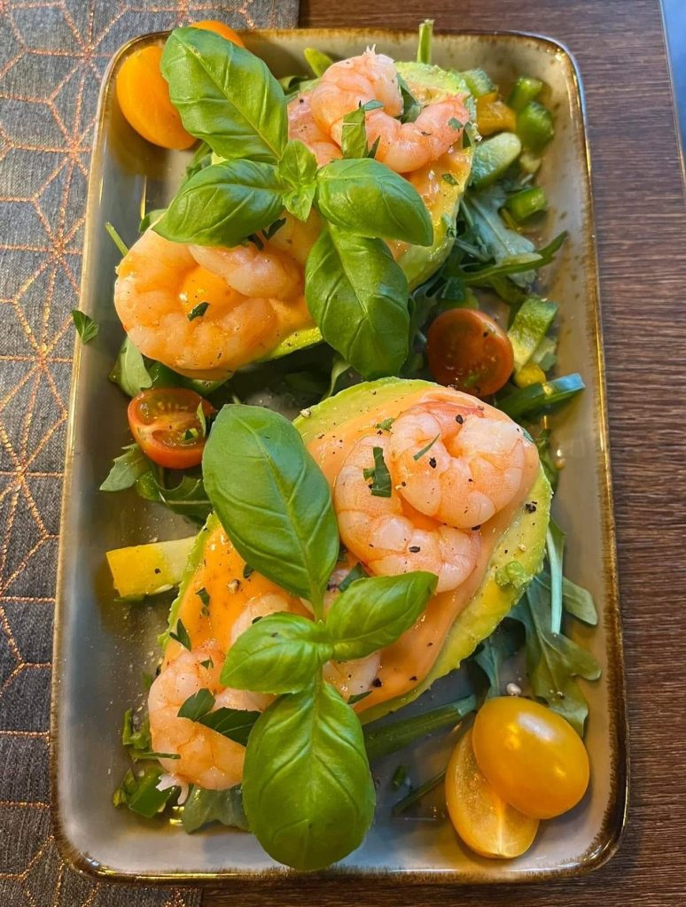 Garnelen auf Avocado mit Rucola, Kirschtomaten und frischem Basilikum